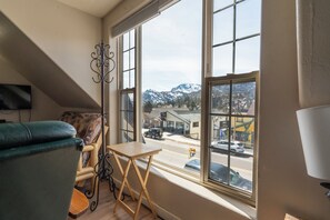 A room with a view of a street and mountains. - Cozy apartment located on Main St. June Lake (June Lake)