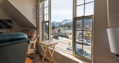 Cozy apartment located on Main St. June Lake