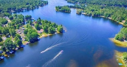 Hiljainen Lakefront-mökki, jossa on oma palokammio, ranta ja telakka