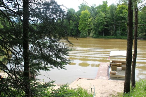 Hiljainen Lakefront-mökki, jossa on oma palokammio, ranta ja telakka