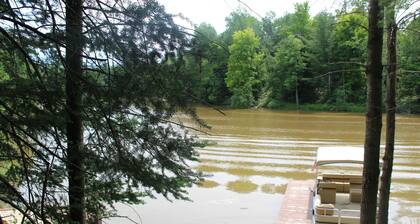 Hiljainen Lakefront-mökki, jossa on oma palokammio, ranta ja telakka