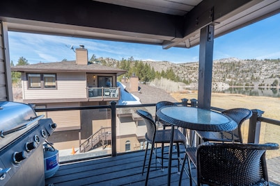 Edgewater #8, upgraded unit w/beautiful views of June Lake