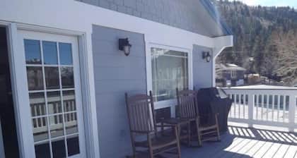 Johnson Suite- 1.5 miles from June mountain. Walk to both June and Gull Lake Marina's