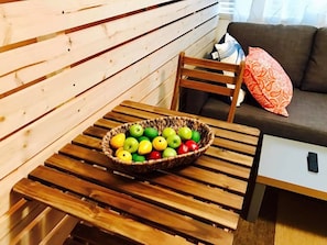 Living area - Comfortable Studio/East Hollywood/Sleeps 6/BBQ/Free Parking/2 miles to beach (Hollywood)