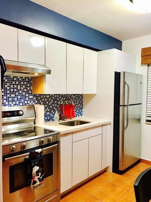 Private kitchen - Comfortable Studio/East Hollywood/Sleeps 6/BBQ/Free Parking/2 miles to beach (Hollywood)