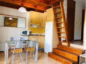 Refrigerador, microondas, silla alta para bebés, utensilios de cocina
