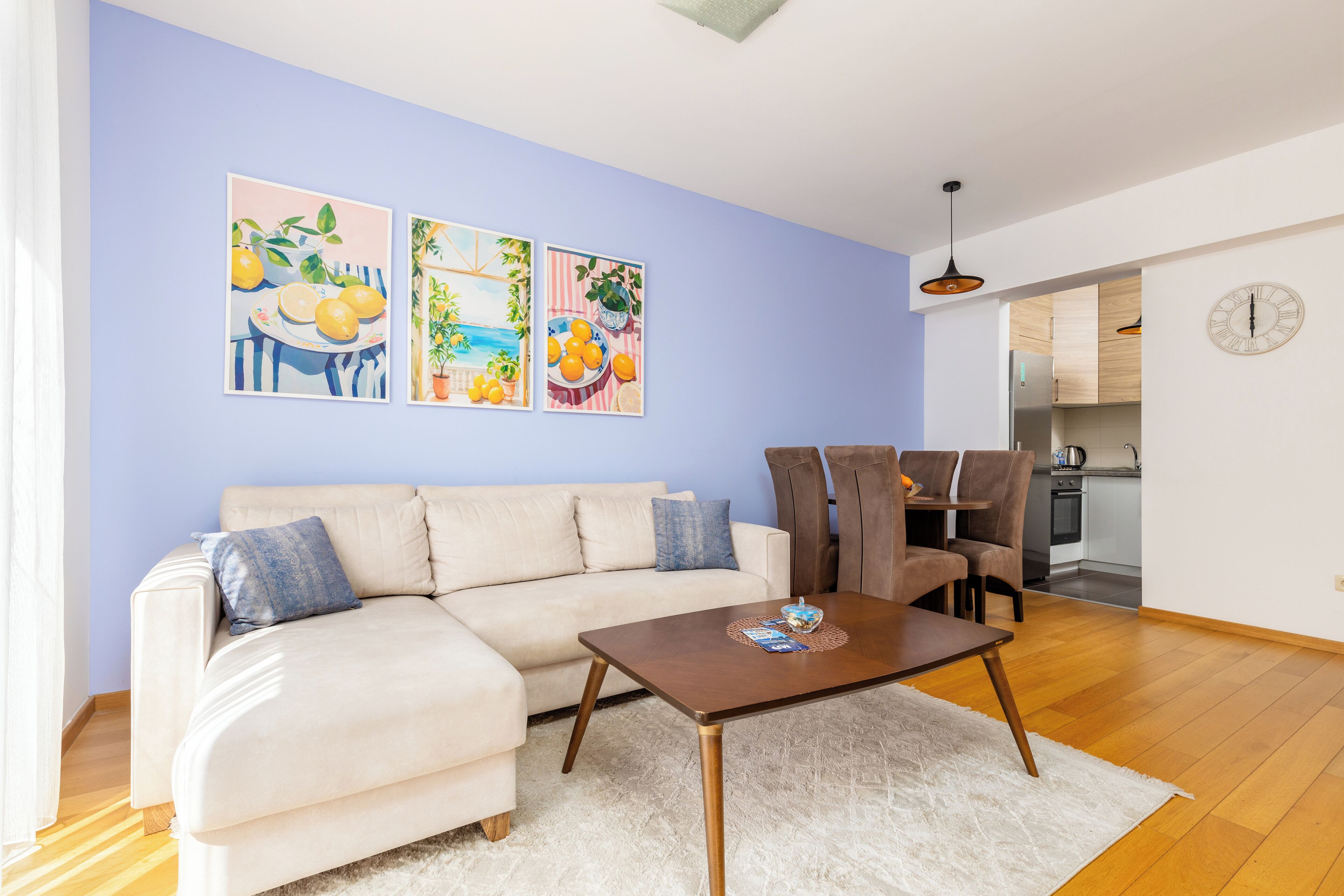 Ein Wohnzimmer mit Sofa, Couchtisch und einem Kunstwerk an der Wand.