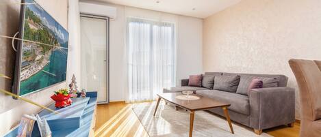 Appartement, 1 slaapkamer | Woonruimte | Een 125-cm smart-tv met kabelzenders