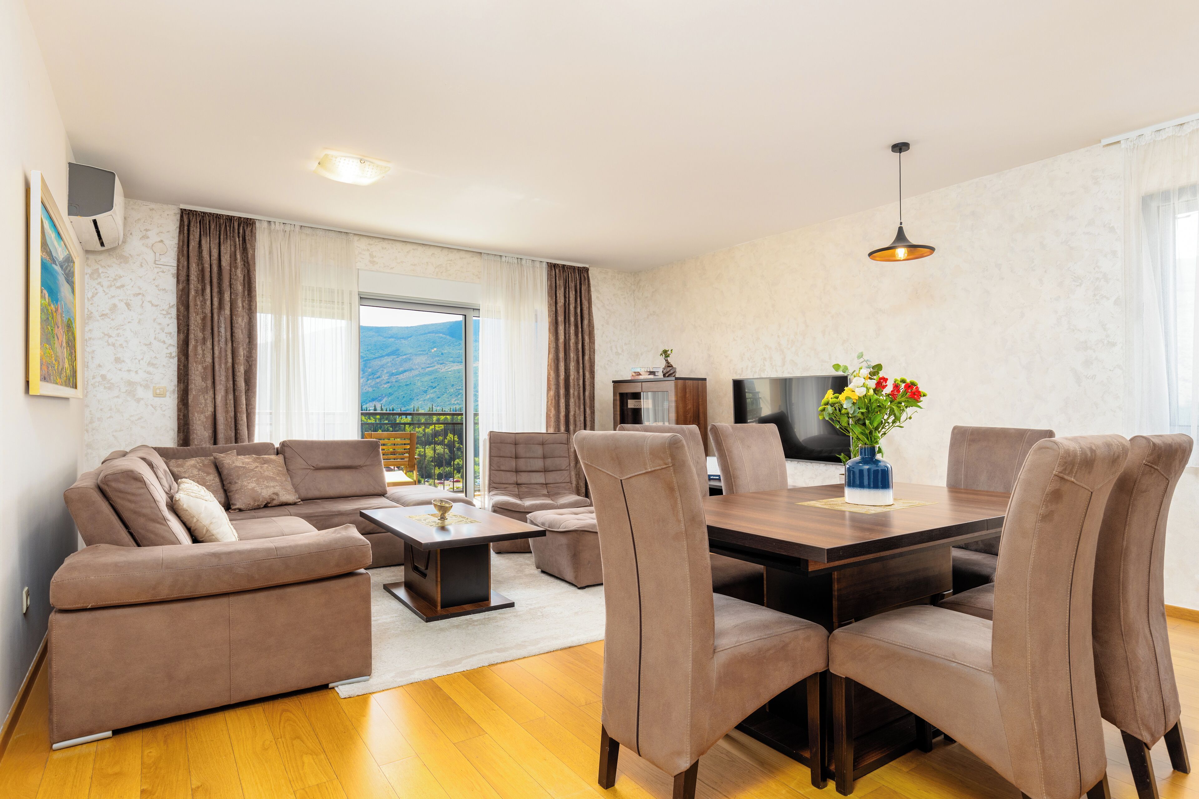 Leilighet, 3 soverom | Oppholdsområde | En 125-centimeters smart-TV med kabel-kanaler