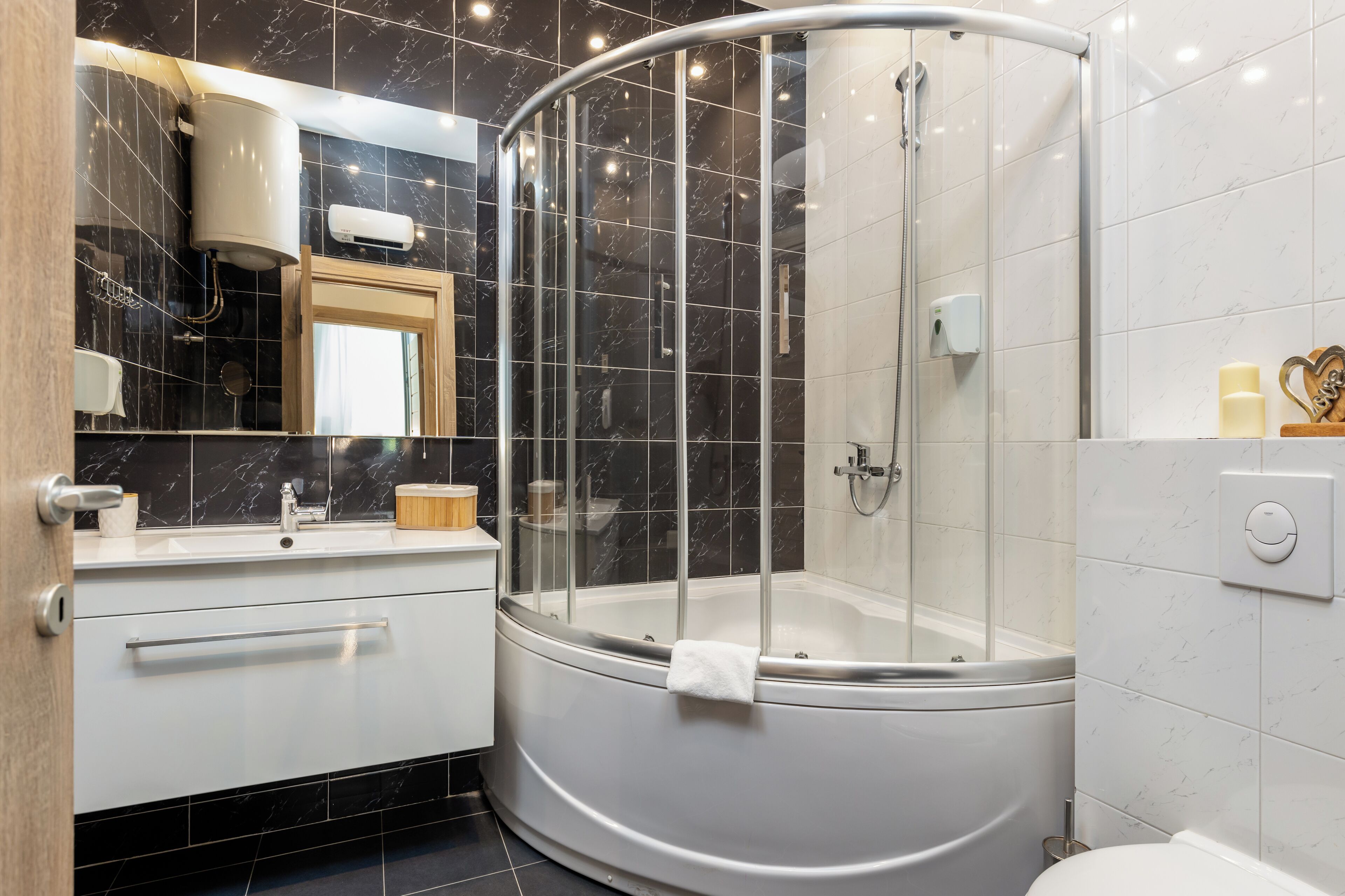 Apartamento, 3 habitaciones | Baño | Ducha, artículos de higiene personal gratuitos y secador de pelo
