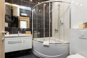 Apartamento, 3 habitaciones | Baño | Ducha, artículos de higiene personal gratuitos y secador de pelo