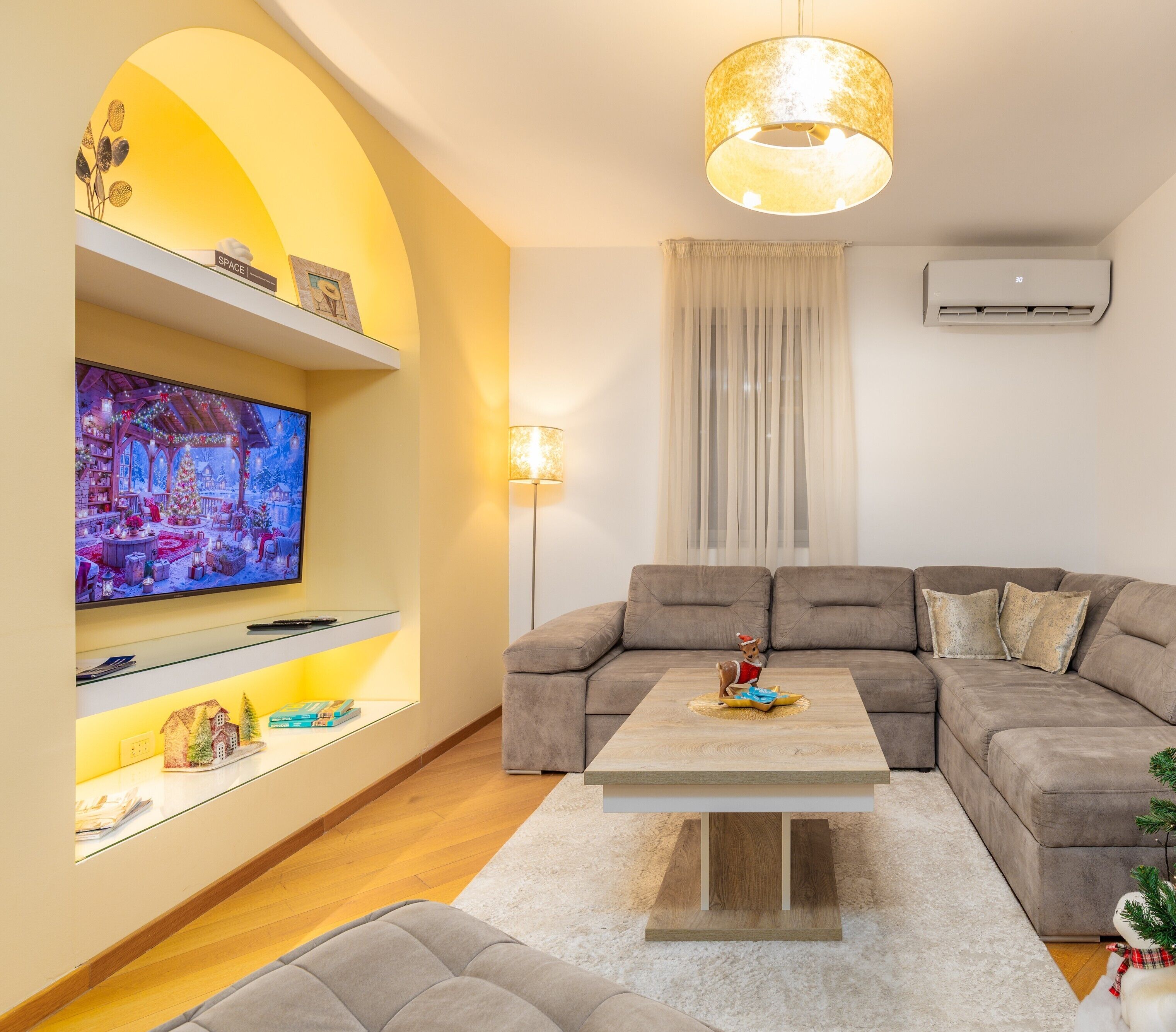 Deluxe Apartment, 2 Bedrooms, Jetted Tub, Sea View | Living room | 125-cm Smart TV with cable channels