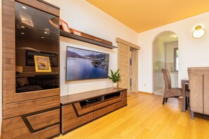 LĂ€genhet - 2 sovrum | Vardagsrum | 125-centimeters smart-tv med kabelkanaler