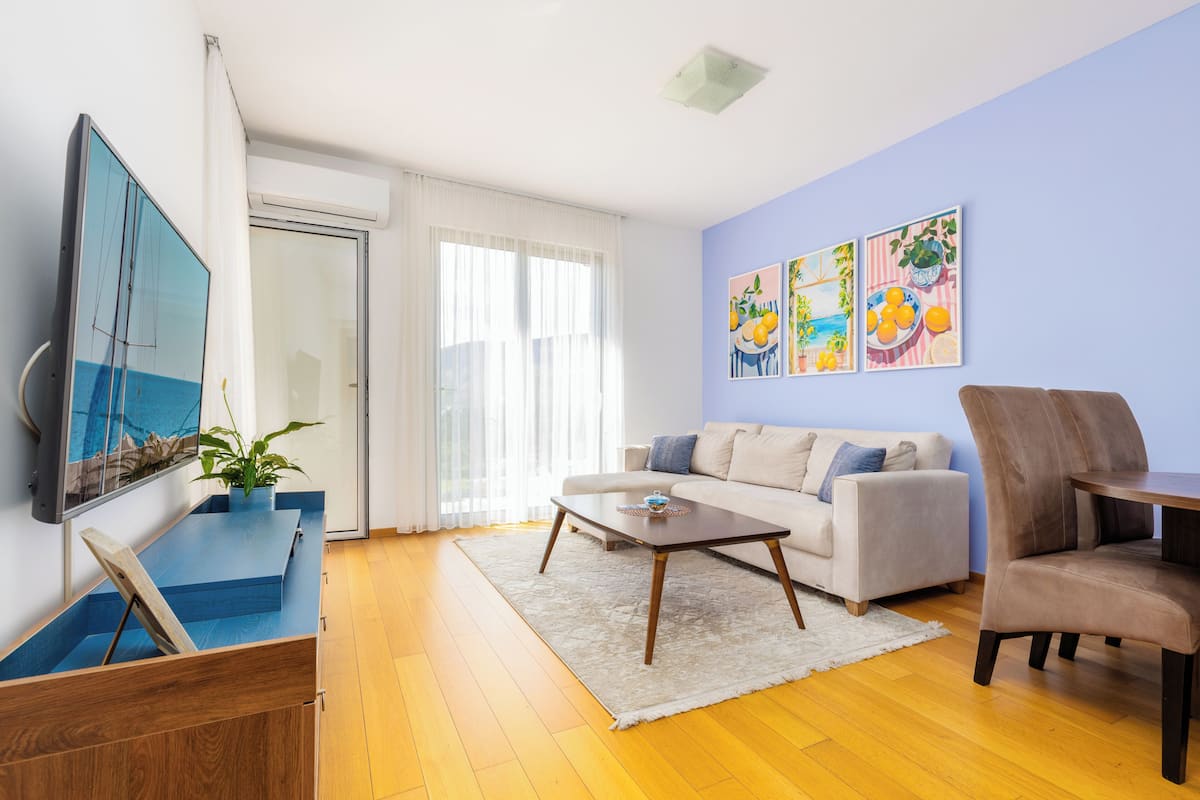 Appartement, 1 chambre | Coin séjour | TV connectée de 125 cm avec chaînes par câble