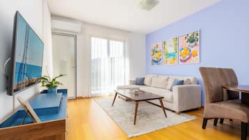 Apartamento, 1 habitación | Zona de estar | Smart TV de 125 cm con canales por cable