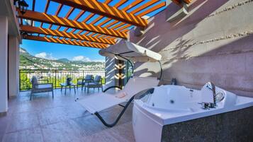 Deluxe Apartment, 2 Bedrooms, Jetted Tub, Sea View | Terrace/patio