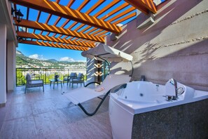 Deluxe Apartment, 2 Bedrooms, Jetted Tub, Sea View | Terrace/patio