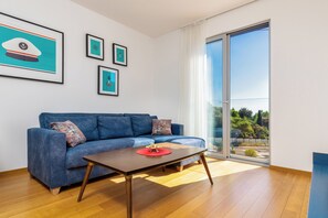 Apartamento, 1 habitación | Zona de estar | Smart TV de 125 cm con canales por cable