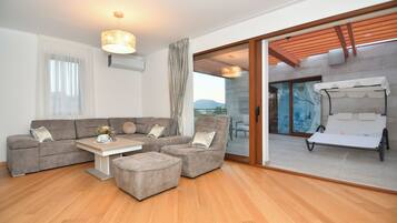 Deluxe Apartment, 2 Bedrooms, Jetted Tub, Sea View | Living area | 125-cm Smart TV with cable channels