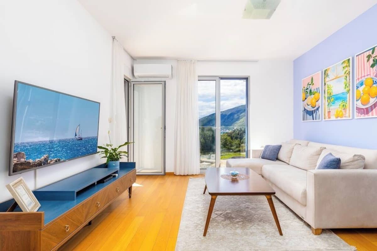 Appartement, 1 chambre | Aire de séjour | Téléviseur connecté de 125 cm avec télévision par cùble