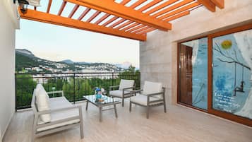 Deluxe Apartment, 2 Bedrooms, Jetted Tub, Sea View | Living area | 125-cm Smart TV with cable channels