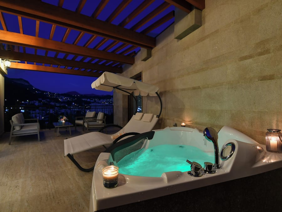 Deluxe appartement, 2 slaapkamers, bubbelbad, uitzicht op zee | Terras