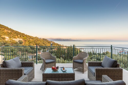 Villa Andonis, grande villa avec piscine privée et vue sur la mer