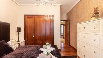 4 slaapkamers, een strijkplank/strijkijzer, reisbedje, gratis wifi