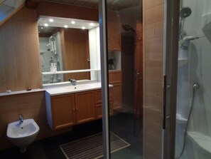 Dusche, Haartrockner, Bidet, Handtücher
