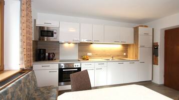 Kühlschrank, Mikrowelle, Ofen, Geschirrspüler