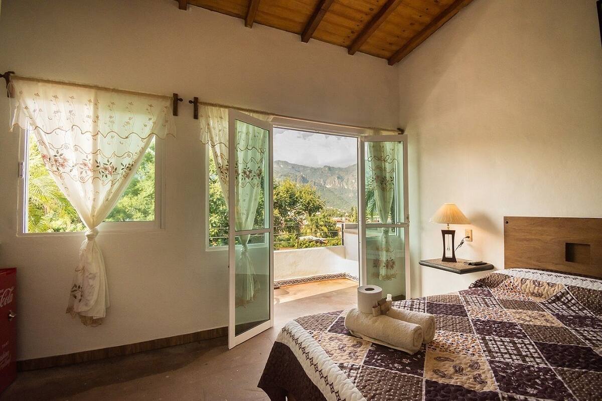 Cortinas blackout, tabla de planchar con plancha y wifi gratis 