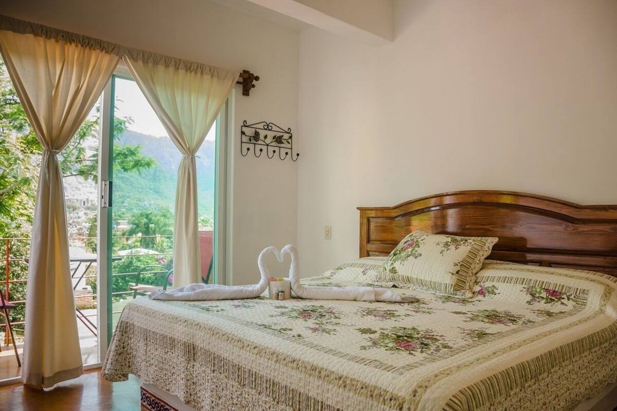 Cortinas blackout, tabla de planchar con plancha y wifi gratis 