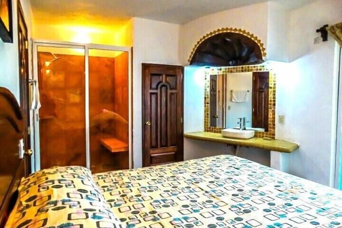 Cortinas blackout, tabla de planchar con plancha y wifi gratis 