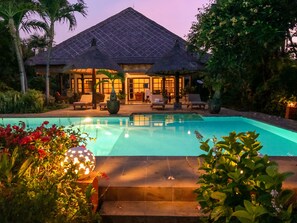Outdoor pool, sun loungers - Villa Bidadari, beachfront, 3 Bedrooms w/ensuite baths, private pool and staff (lokapaksa)