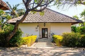 Exterior - Villa Bidadari, beachfront, 3 Bedrooms w/ensuite baths, private pool and staff (lokapaksa)