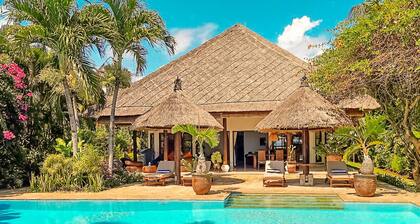 Villa Bidadari, beachfront, 3 Bedrooms w/ensuite baths, private pool and staff