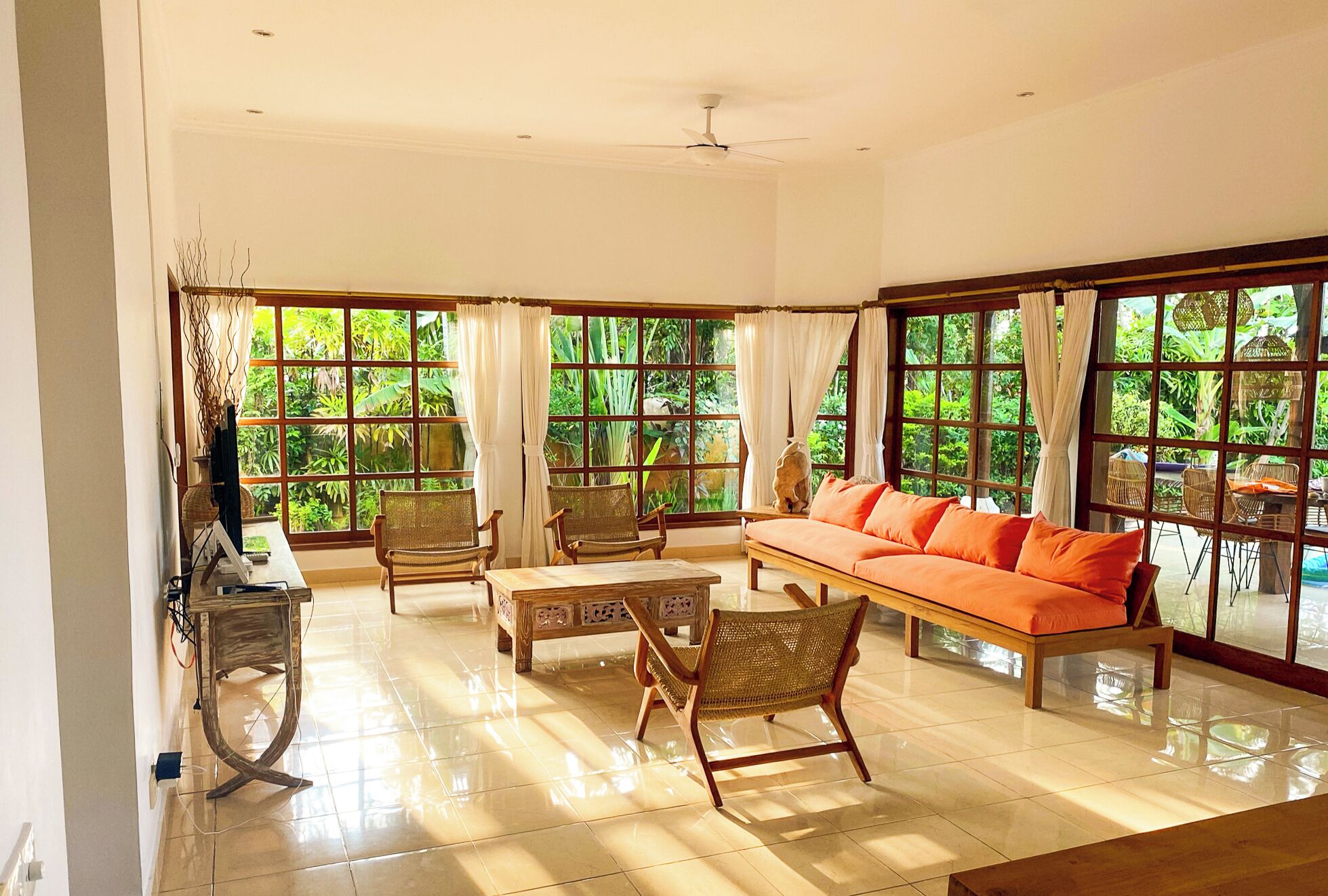 Télévision, jouets, livres