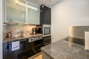 Kühlschrank, Mikrowelle, Ofen, Wasserkocher mit Kaffee-/Teezubehör