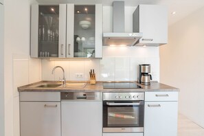 Kühlschrank, Ofen, Geschirrspüler, Wasserkocher mit Kaffee-/Teezubehör
