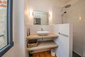 Tina, secadora de cabello, jabón, papel de baño 