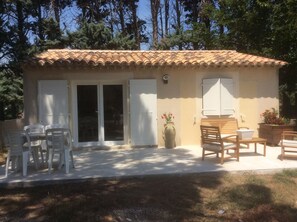 Outdoor dining - Charming little house in the countryside between Durance and Luberon (Cheval-Blanc)