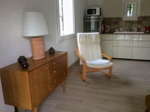 冷蔵庫、電子レンジ、オーブン、コンロ