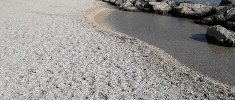 Accommodatie ligt op het strand, ligstoelen