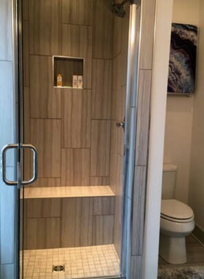 Hair dryer, towels, shampoo, toilet paper - Downtown Nashville House by Stadium Broadway (Nashville)