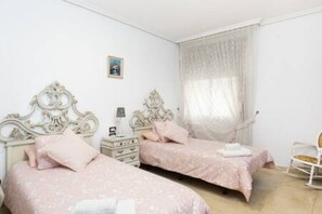5 chambres, fer et planche à repasser, Wi-Fi, draps fournis