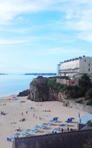 Ein Hotel an der Küste mit Lage auf einer Klippe, Zugang zum Strand und Meerblick.