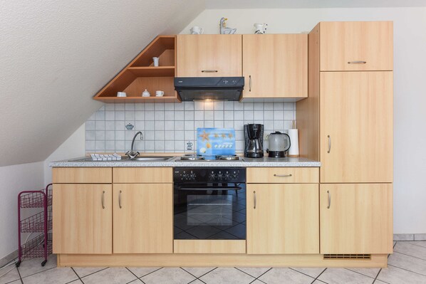 Køleskab, ovn, højstol