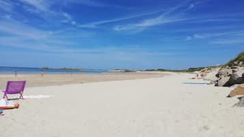 Plage, chaises longues, serviettes de plage