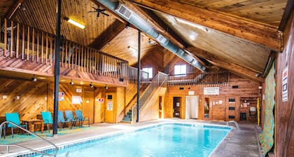 Unit #5 Cozy 2 Bed/2 Bath Condo on Golf Course with Hot Tub/ Sauna/ Pool