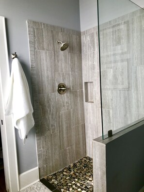 Douche, sèche-cheveux, serviettes fournies, savon